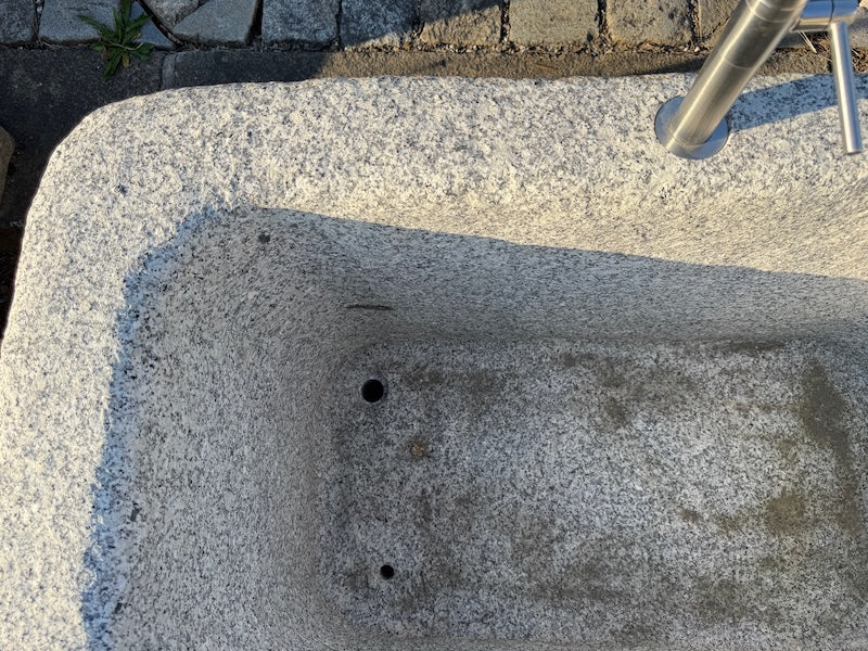 Steinbrunnen outdoor Rückansicht
