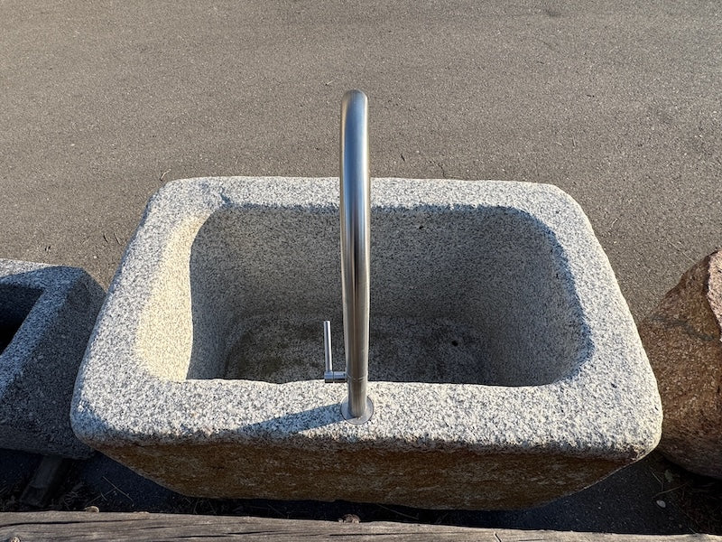 Steinbrunnen outdoor Rückansicht