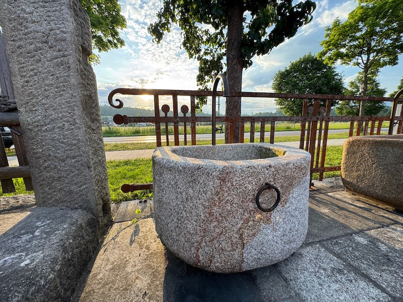 Granitbrunnen Garten mit Wassereinlauf und Handrad
