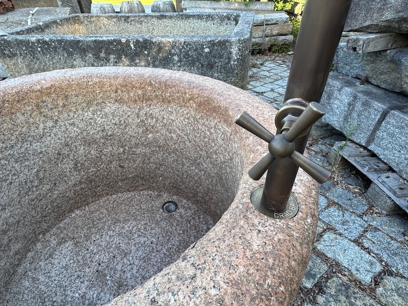 Brunnen Granit rund