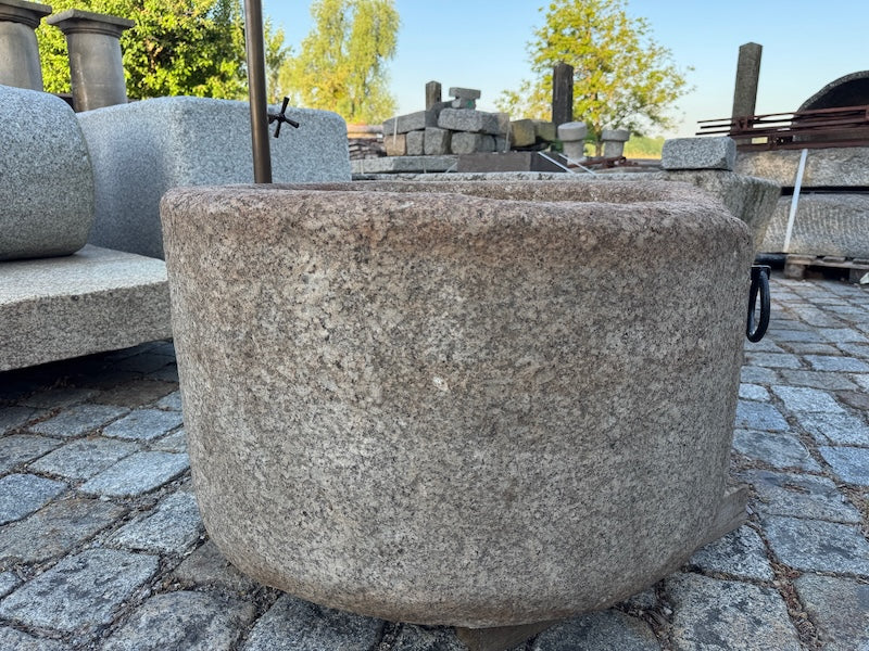 Runder Granitbrunnen Oberfläche