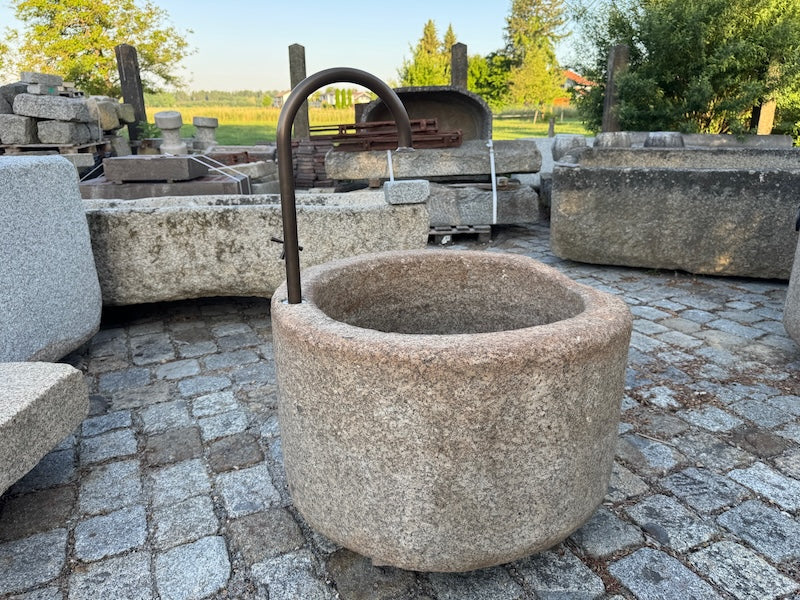 runder Granitbrunnen