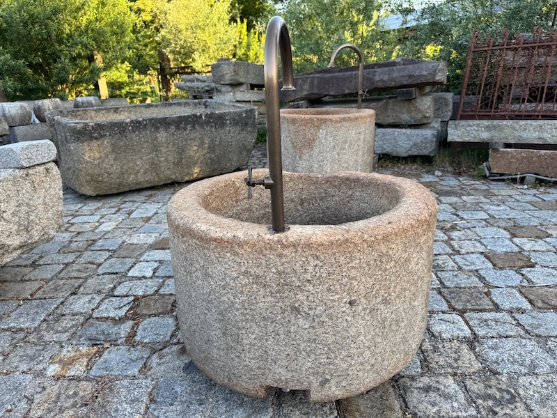 runder Granitbrunnen