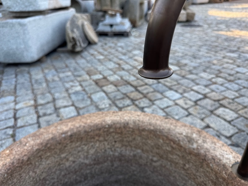 runder Granitbrunnen