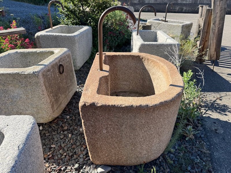 Halbrunder Granitbrunnen gefärbt
