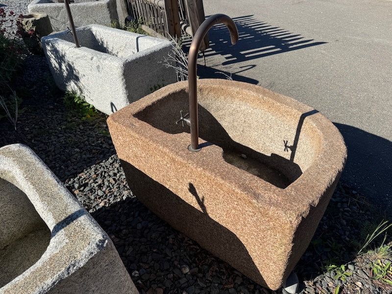 Halbrunder Granitbrunnen gefärbt