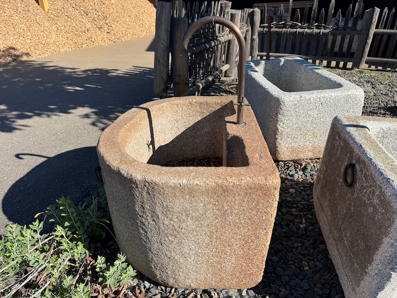 Halbrunder Granitbrunnen gefärbt