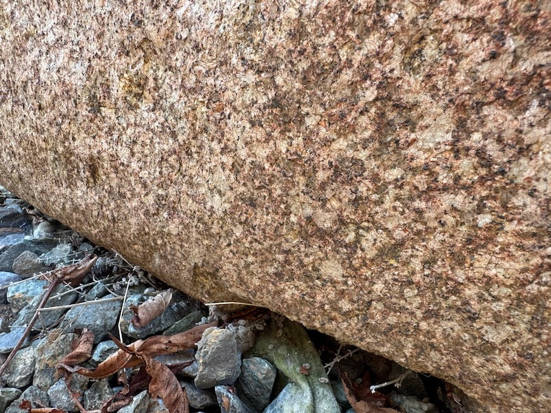 halbrunder granitbrunnen oberfläche