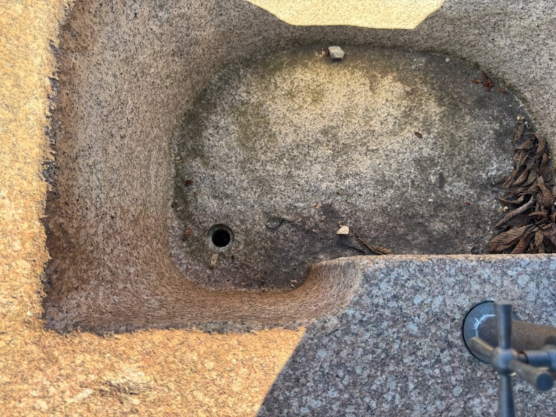 Halbrunder Granitbrunnen gefärbt