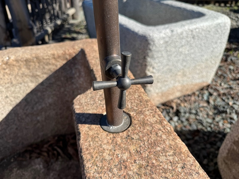 Halbrunder Granitbrunnen gefärbt