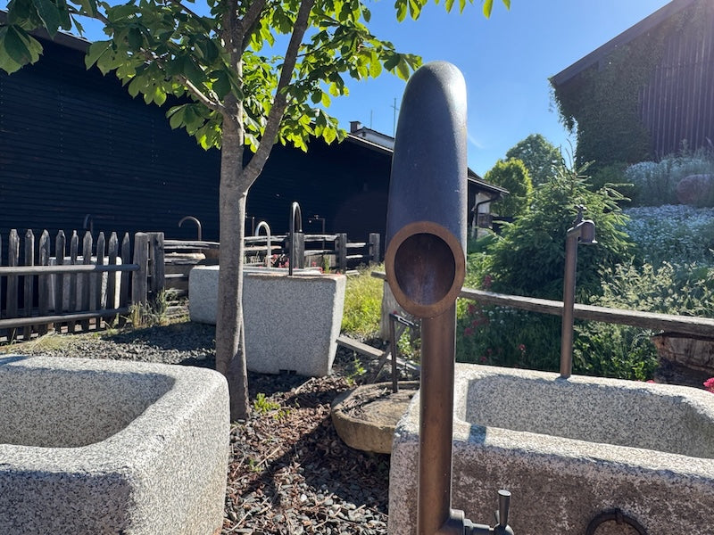 Halbrunder Granitbrunnen gefärbt