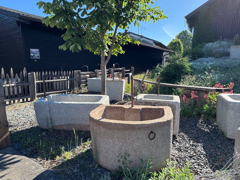 Halbrunder Granitbrunnen gefärbt