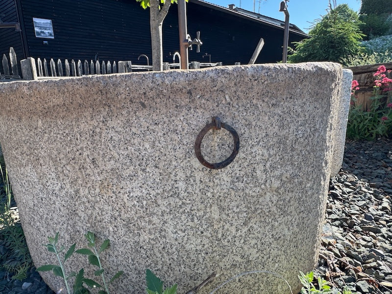 halbrunder Granitbrunnen gefärbt vorderansicht
