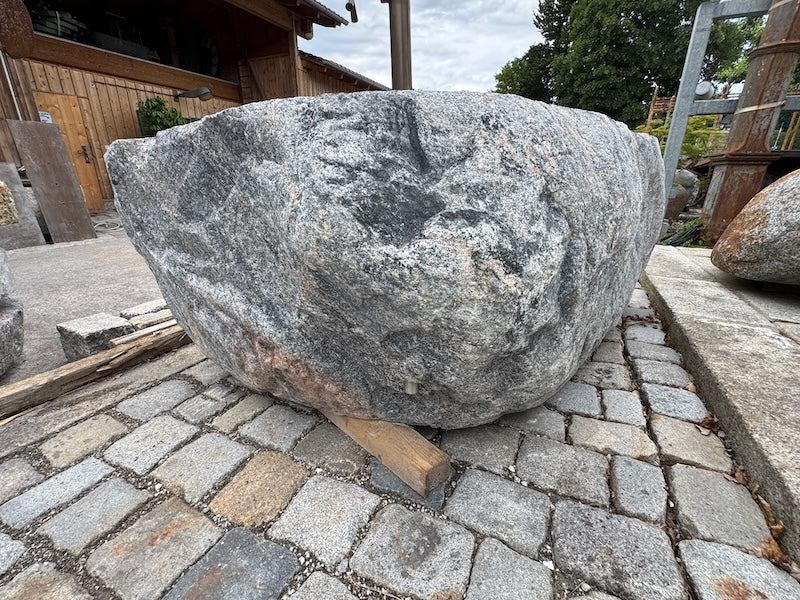 Findlingsbrunnen Österreich Seitenansicht