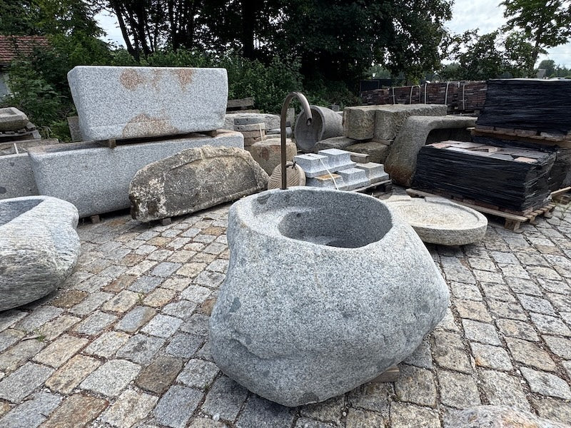 Findlingsbrunnen heller Granit