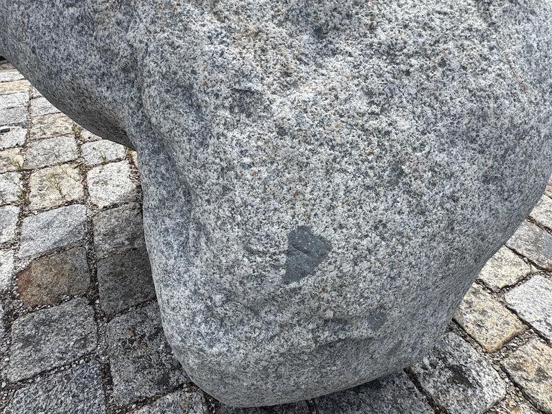 Findlingsbrunnen Oberfläche