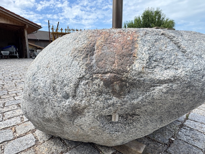 Findlingsbrunnen heller Granit mit Befestigung Wassereinlauf