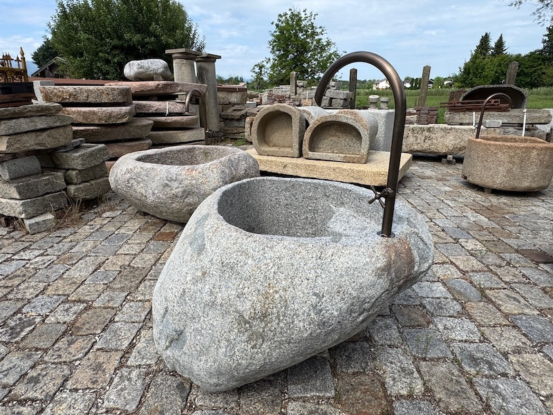 Findlingsbrunnen heller Granit mit Wassereinlauf