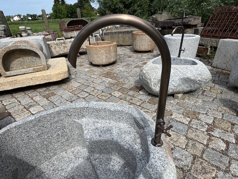 Findlingsbrunnen heller Granit mit Befestigung Wassereinlauf