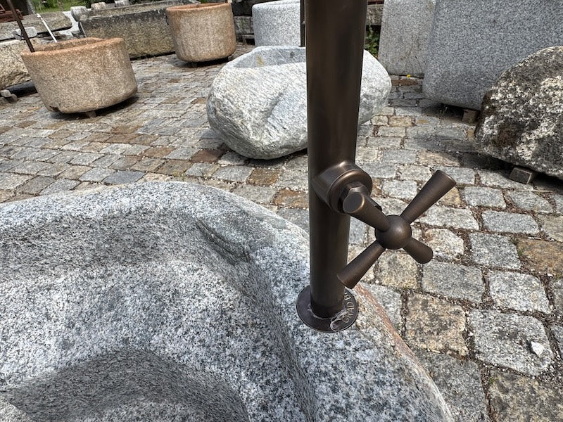 Findlingsbrunnen heller Granit