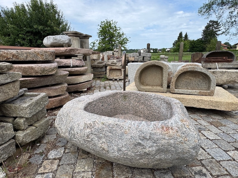 Findlingsbrunnen mit Wassereinlauf grau/rosa aus Bayern