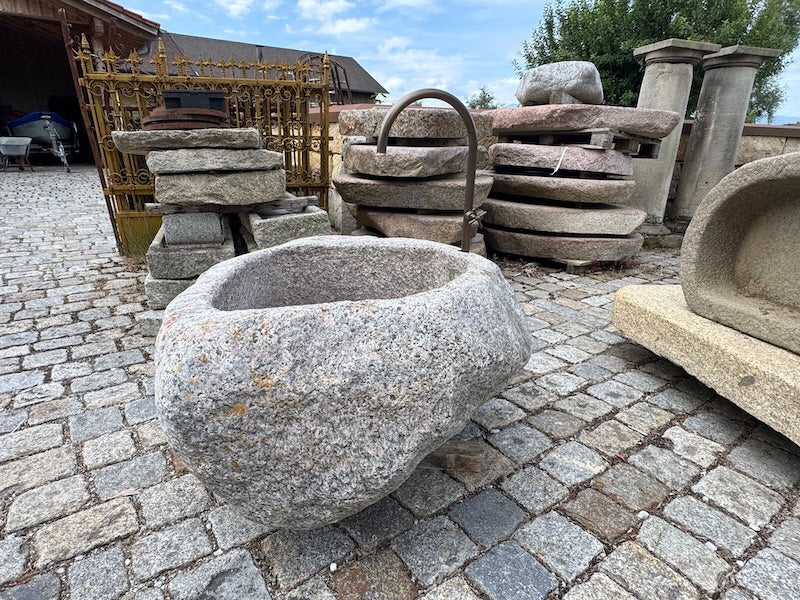 Findlingsbrunnen mit Wassereinlauf grau/rosa