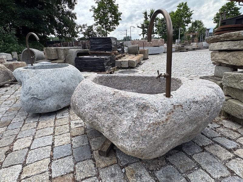 Findlingsbrunnen mit Wassereinlauf grau/rosa
