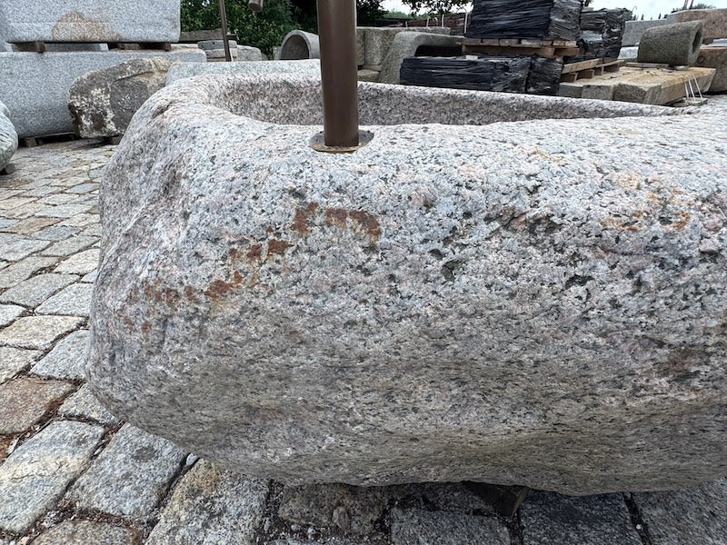Findlingsbrunnen mit Wassereinlauf grau/rosa