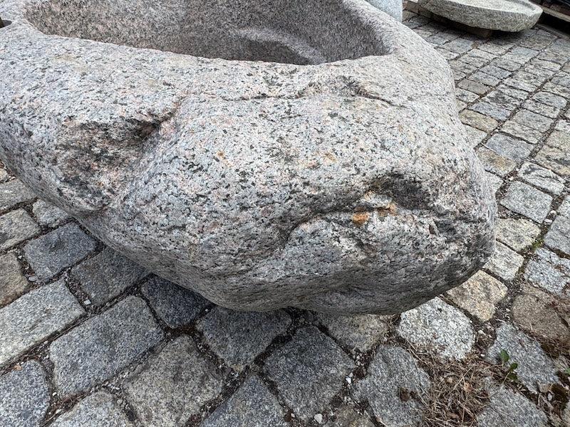 Findlingsbrunnen mit Wassereinlauf grau/rosa