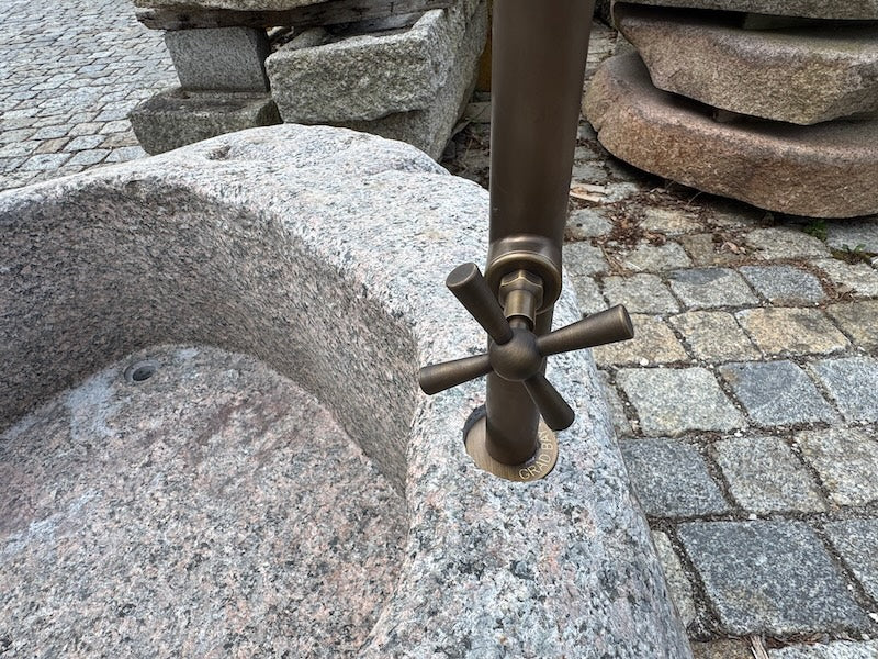 Findlingsbrunnen mit Wassereinlauf grau/rosa