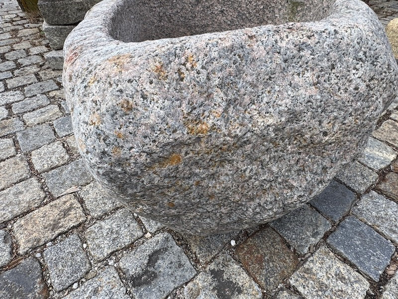 Oberfläche Findlingsbrunnen grau/rosa