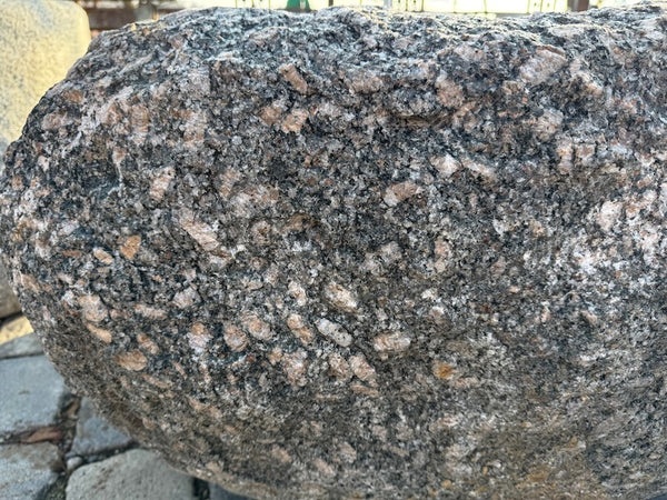 Gartenbrunnen aus Naturstein Oberfläche