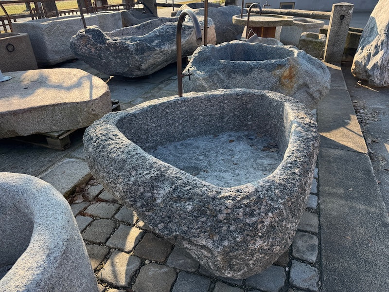 Gartenbrunnen aus Naturstein Seitenansicht