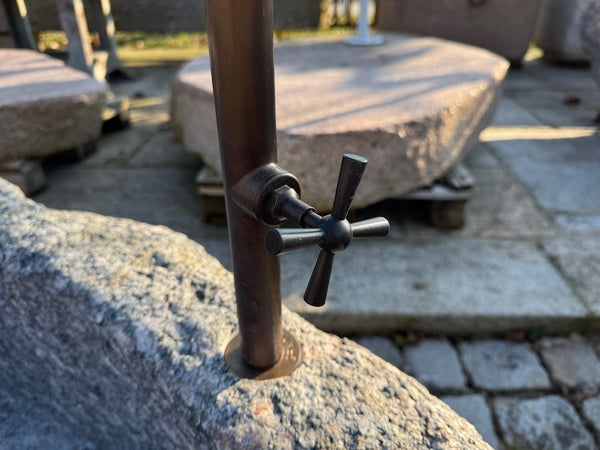 Gartenbrunnen aus Naturstein mit Wassereinlauf und Handrad