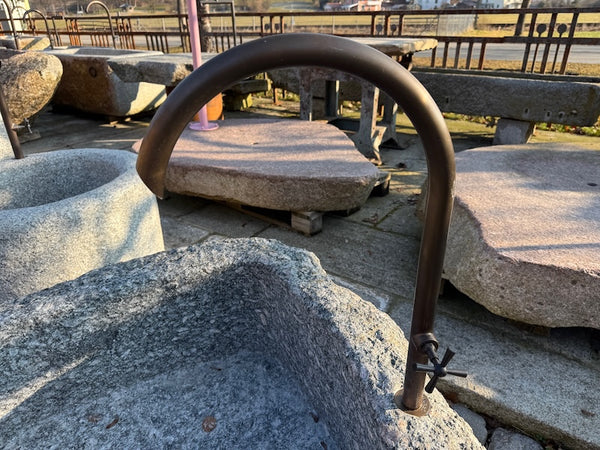 Gartenbrunnen aus Naturstein mit Hahn