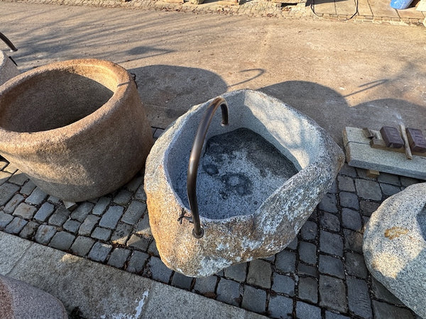 Findlingsbrunnen Österreich mit Wassereinlauf