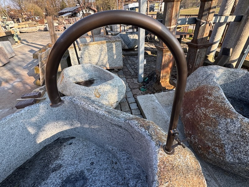 Findlingsbrunnen Österreich Wasserauslauf