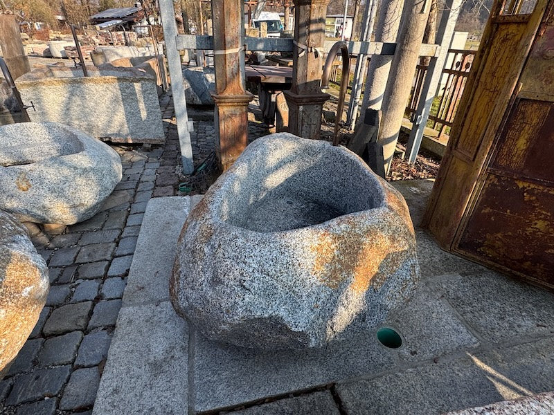 Findlingsbrunnen München Wassereinlauf