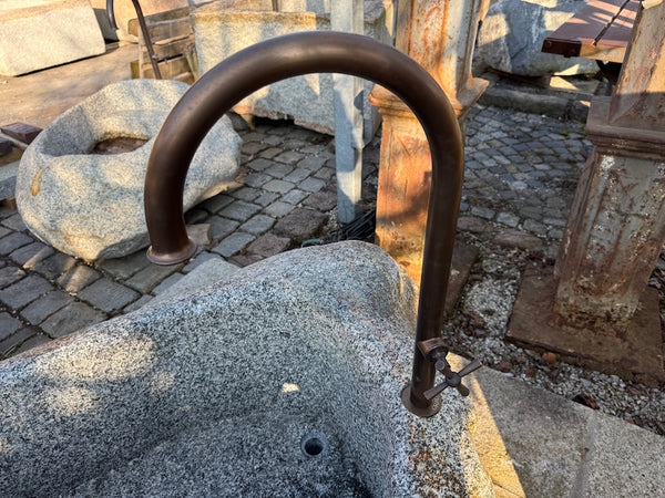 Findlingsbrunnen München Wasserauslauf