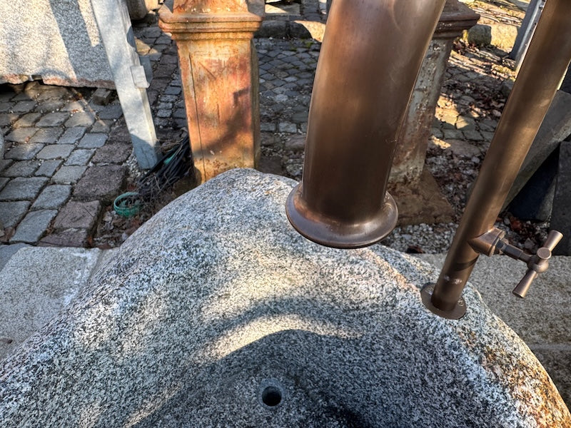 Findlingsbrunnen München Messingrundbogen