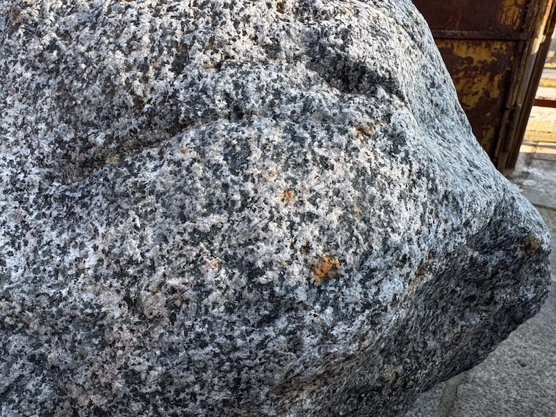 Findlingsbrunnen München Oberfläche