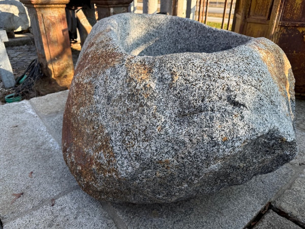 Findlingsbrunnen München mit schöner Ader