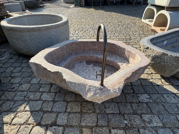 Findlingsbrunnen mit dunklen und rosa Einschlüssen Seitenansicht