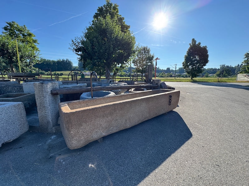 Großer Natursteinbrunnen