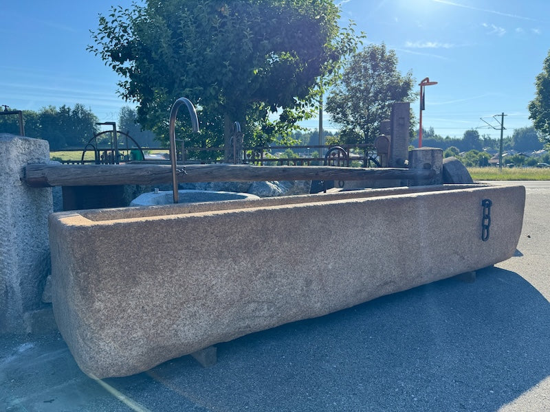 Großer Natursteinbrunnen