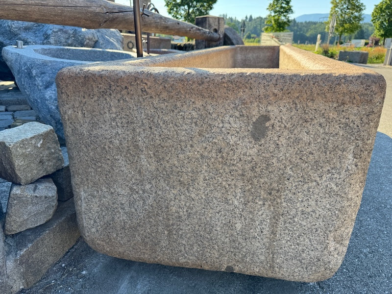 Großer Natursteinbrunnen