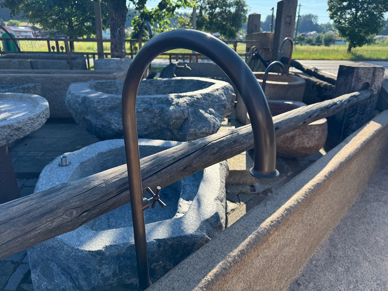 Großer Natursteinbrunnen