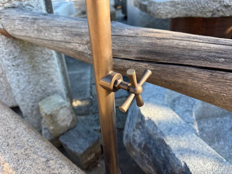 Großer Natursteinbrunnen