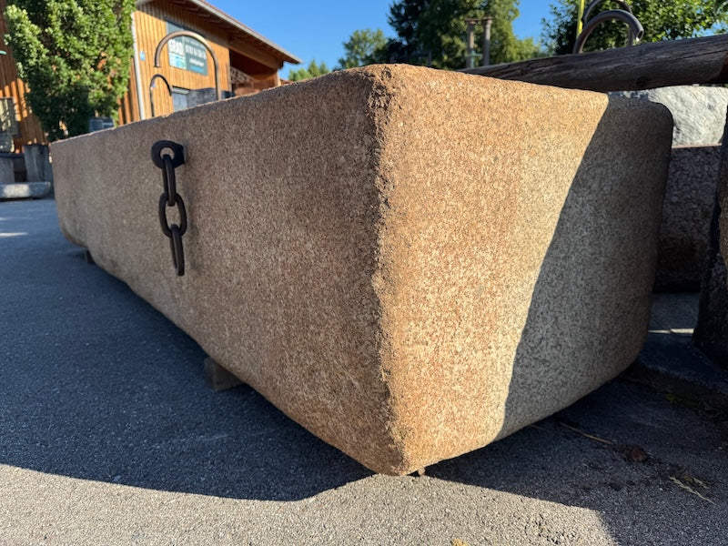 Großer Natursteinbrunnen Seitenansicht