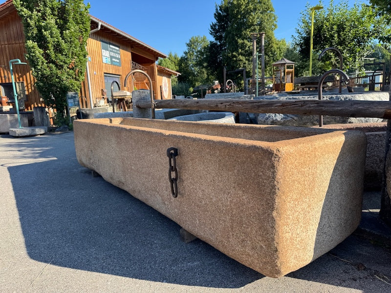 Großer Natursteinbrunnen